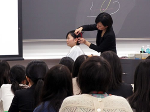 http://past-news.takushoku-u.ac.jp/news/131213career-support_hairmaking03.jpg
