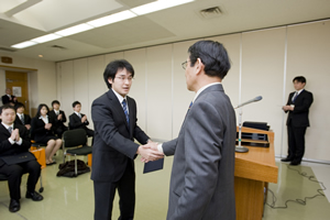 学位記を授与された学生一人ひとりと堅い握手をかわす渡辺学長