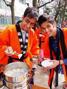 小籠包を調理するサウジアラビア人留学生