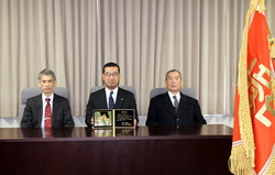 感謝状贈呈式 記念写真 左側より　福田 勝幸 常務理事、山村 浩三 様、工藤 信一 常務理事