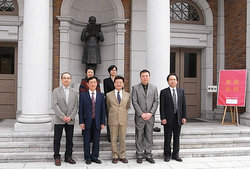 張国良院長（前列左から２人目）、張帆副教授（前列右から２人目）