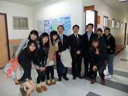 東呉大学セメスターの学生の方々、と右より4番目が、王 世和 日本語文学系副教授兼主任
