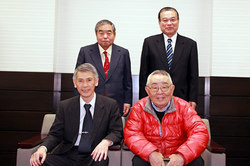 前列；福田勝幸理事長と菅原義正さん（右） 後列；竹内　博さん59期元自動車部（左）と溝口正夫常務理事