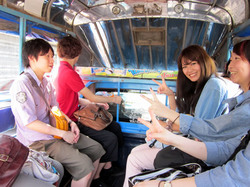 初ソンテウ：コンケンの公共交通機関はソンテウといわれるバスです