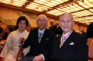 伝達式後喜びの藤渡前理事長と石橋名誉教授ご夫妻