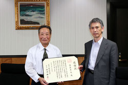 福田 勝幸 理事長（右）から渡邉 吉夫 （左）へ感謝状贈呈