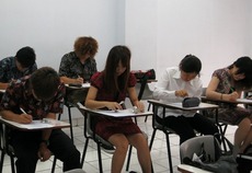 クラス分けテストを受ける研修生たち