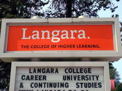 ランガラ大学もオレンジがスクールカラー！