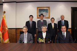 前列左側より　福田勝幸 理事長  取締役 野呂秀夫 様 溝口正夫 常務理事