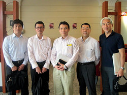 【現地派遣の日本語教員】（左より）大田先生、富岡先生、二人おいて山下先生