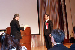 日本ITU協会理事長から受賞する渡辺総長