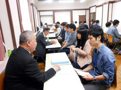 在外公館派遣員、青年海外協力隊に参加した卒業生との交流会を開催