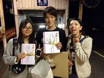 あかりアート大賞を受賞した福田龍二さん（中央）とあかりアート賞の朱軼聞さん(左)、孟夏さん（右）
