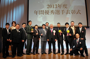 受賞を喜ぶ拓大関係者と日本ボクシング連盟山根会長（中央）