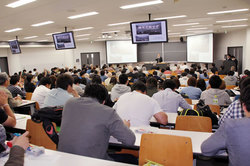 野田武則・釜石市長が本学の「産業と人間」の講座で講演しました