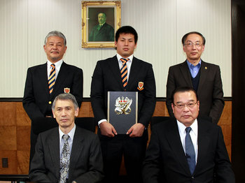 左から永野監督、福田理事長、柳沢主将、溝口常務理事、西尾部長